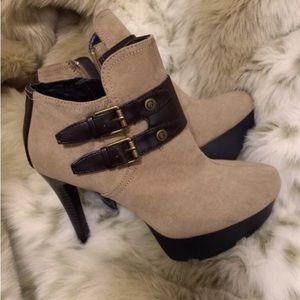 GUESS ANKLE HEELS BOOTS. SIZE- 8